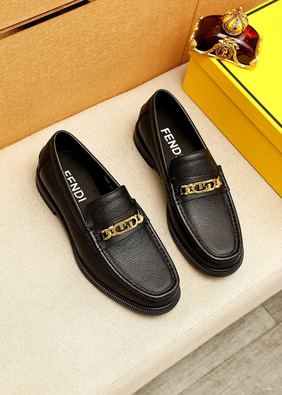 Men's shoes 💰460 💐 Product trademark: FENDI [Fendi] casual leather shoes Regular size: 38-44 (45🉑️customized) Product materials: Selected imported first-layer pebbled cowhide leather upper + luxury hardware buckle, imported cowhide lining. Strong three-dimensional visual effect, rubber outsole Color: 3⃣️colors available